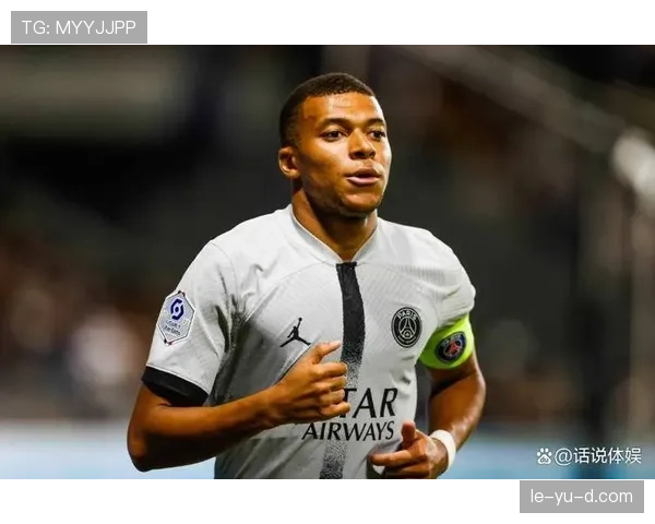 姆巴佩拎着塑料袋从一排豪车里走出来，笑得像回家吃糖的孩子，反差让我有点无语