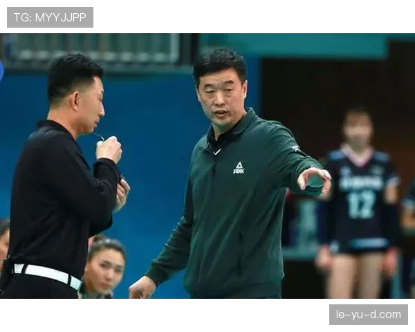 武大靖凌晨四点啃鸡胸肉的样子，真不像刚拿完奖牌的人