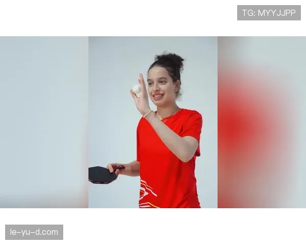 陈雨菲训练完啃鸡腿的样子，真的很难和赛场上那个杀气腾腾的她联系起来